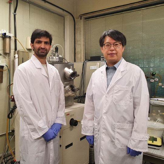 Ghulam Dastgeer(왼쪽) 교수와 엄종화 교수